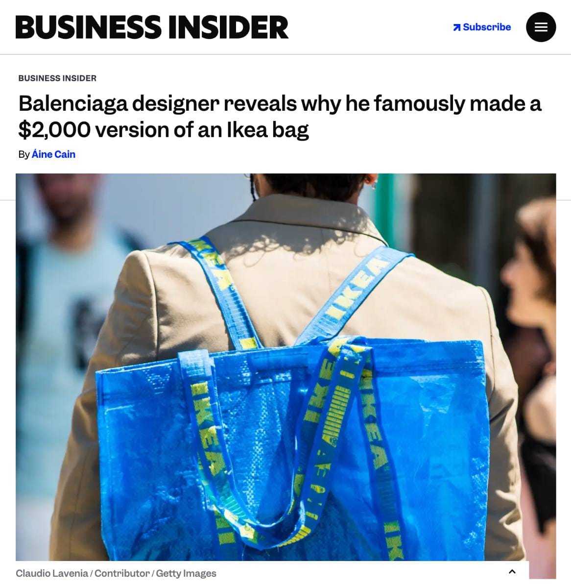 Bolsa inspirada na sacola IKEA Frakta usada em contexto de moda de luxo