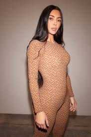 Kim Kardashian usando collab Skims x Fendi