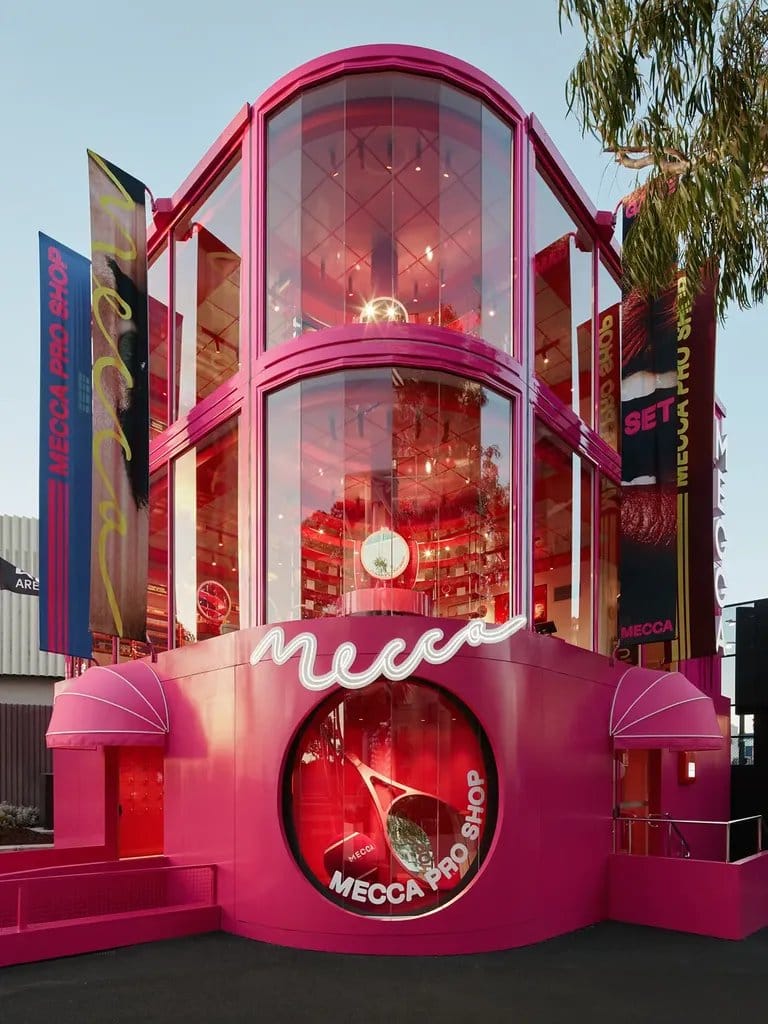 Fachada da loja MECCA com arquitetura marcante e identidade visual forte
