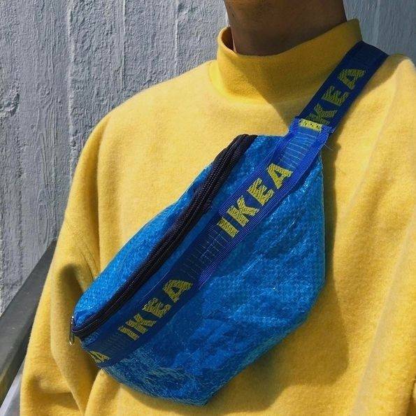 Acessório de moda inspirado na sacola IKEA Frakta usado no corpo
